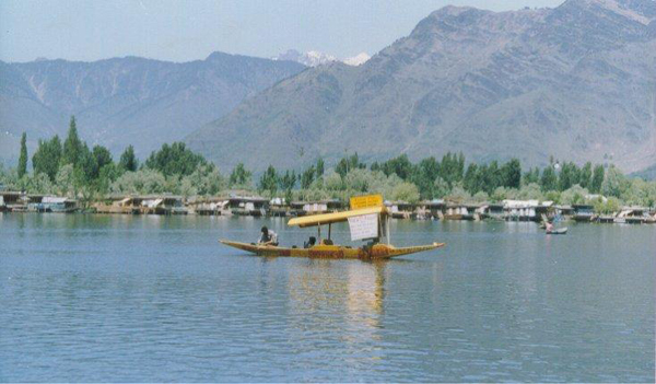 beautiful dal lakes in Kashmir