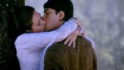 Aamir Khan and Karishma Kapoor kiss in Raja Hindustani
